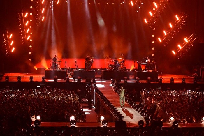 Vokalis grup band asal Los Angeles, Amerika Serikat, Maroon 5 Adam Levine memainkan gitar saat tampil dalam konser bertajuk Maroon 5 in Asia 2025 di Jakarta International Stadium (JIS), Jakarta, Sabtu (1/2/2025). Maroon 5 pada konser ketiga kalinya di Indonesia tersebut membawakan 20 lagu diantaranya berjudul This Love, She Will Be Loved, Sugar, Animals, dan Memories. ANTARA FOTO/Indrianto Eko Suwarso/wpa.
