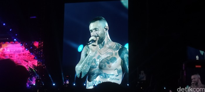 Konser Maroon 5 yang digelar di JIS, Jakarta Utara, tadi malam.