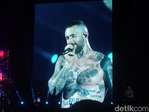 Video: Teriakan Histeris Penonton Lihat Adam Lavine Tampil Bertelanjang Dada di Konser