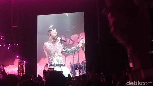Konser Maroon 5 yang digelar di JIS, Jakarta Utara, tadi malam.