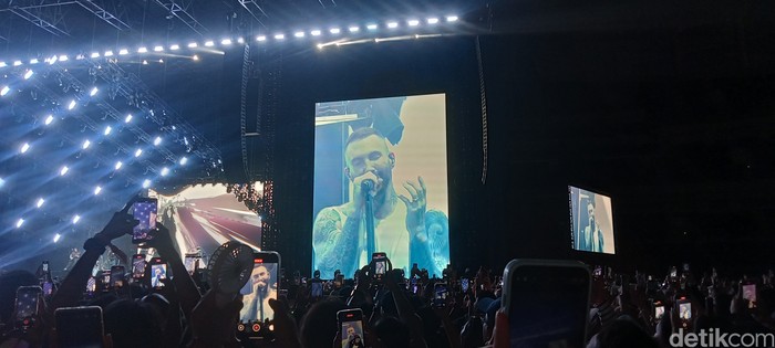 Konser Maroon 5 yang digelar di JIS, Jakarta Utara, tadi malam.