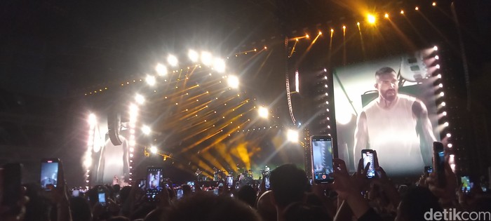 Konser Maroon 5 yang digelar di JIS, Jakarta Utara, tadi malam.
