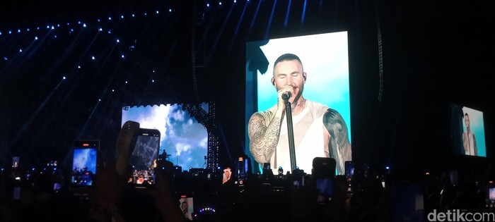 Konser Maroon 5 yang digelar di JIS, Jakarta Utara, tadi malam.