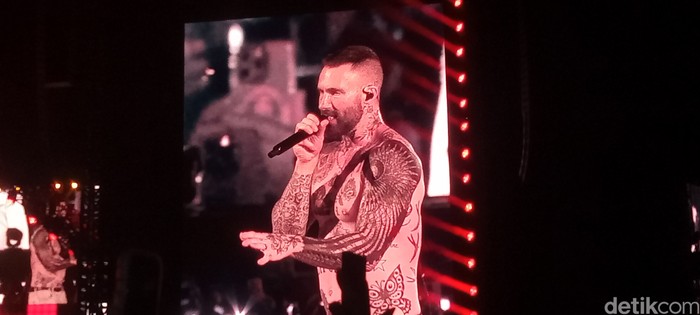 Konser Maroon 5 yang digelar di JIS, Jakarta Utara, tadi malam.