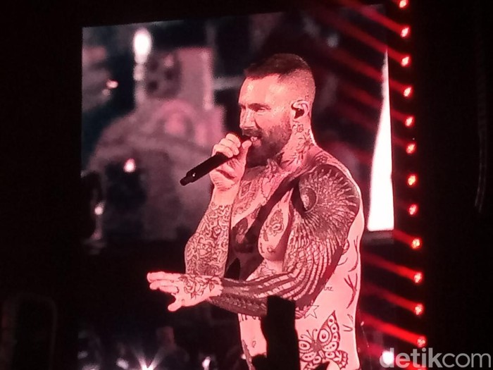 Konser Maroon 5 yang digelar di JIS, Jakarta Utara, tadi malam.