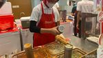 Kriuk Renyah! Stik Ayam 1/4 Meter Ini Punya Isian Saus Lumer