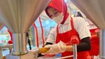 Kriuk Renyah! Stik Ayam 1/4 Meter Ini Punya Isian Saus Lumer
