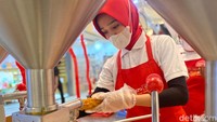 Pilihan sausnya mulai dari Royal Garlic Cream Cheese, Kurimii Mentai, dan Bbq Cream Cheese yang lezat dengan isian lumer. Foto: Detikcom / Atiqa Rana
