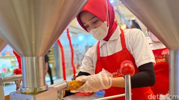 Kriuk Renyah! Stik Ayam 1/4 Meter Ini Punya Isian Saus Lumer