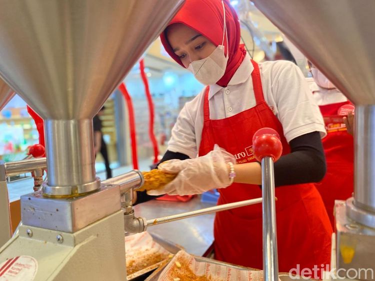 Kriuk Renyah! Stik Ayam 1/4 Meter Ini Punya Isian Saus Lumer