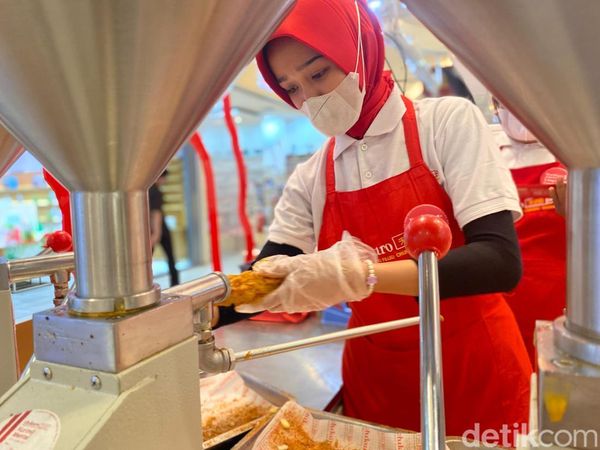 Kriuk Renyah! Stik Ayam 1/4 Meter Ini Punya Isian Saus Lumer