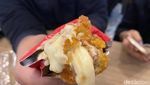 Kriuk Renyah! Stik Ayam 1/4 Meter Ini Punya Isian Saus Lumer