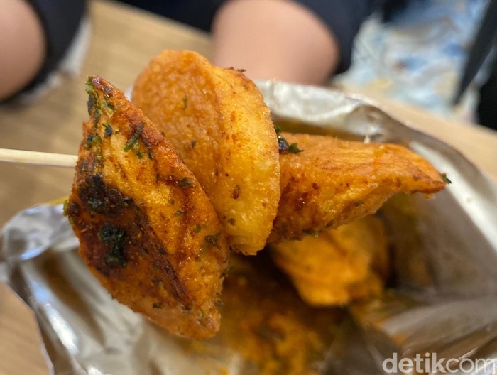 Kriuk Renyah! Stik Ayam 1/4 Meter Ini Punya Isian Saus Lumer Kriuk Renyah! Stik Ayam 1/4 Meter Ini Punya Isian Saus Lumer