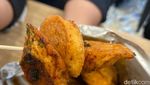 Kriuk Renyah! Stik Ayam 1/4 Meter Ini Punya Isian Saus Lumer