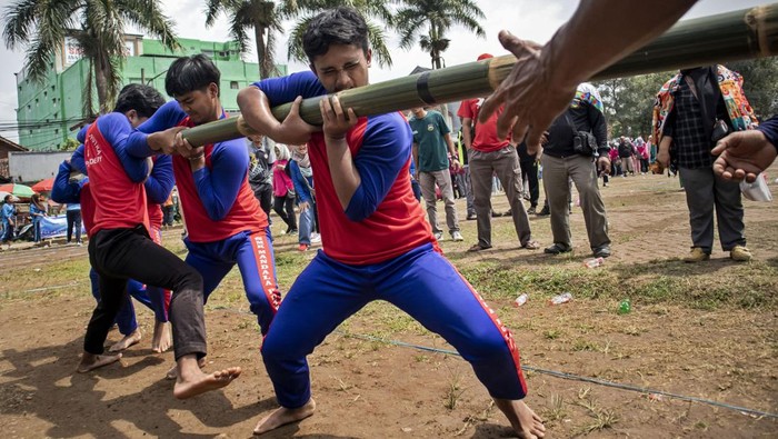 Lestarikan Olahraga Asli Indonesia Lewat Festival Sejumlah murid SD mengikuti lomba egrang saat Festival Olahraga Tradisional di Lapangan Kecamatan Cipendeuy, Kabupaten Bandung Barat, Jawa Barat, Minggu (2/2/2025). Festival olahraga tradisional yang diikuti oleh ratusan pelajar SD, SMP, SMA/SMK serta masyarakat umum tersebut bertujuan untuk melestarikan dan mengembangkan olahraga asli Indonesia yang merupakan budaya bangsa. ANTARA FOTO/Abdan Syakura/rwa.