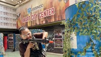 Akhir pekan ini, traveler dapat merasakan sensasi adrenalin terpompa tinggi saat bermain tembak-tembakan menggunakan pistol airsoft gun bersama dengan teman-teman. Nama tempatnya Predatorland Airsoft. (Amalia/detikTravel)