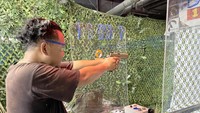 Selain bermain war game, traveler juga dapat merasakan keseruan di shooting target. Untuk pelurunya aman karena menggunakan gell ball dan air sehingga tidak akan terasa sakit jika terkena tubuh. (Amalia/detikTravel)