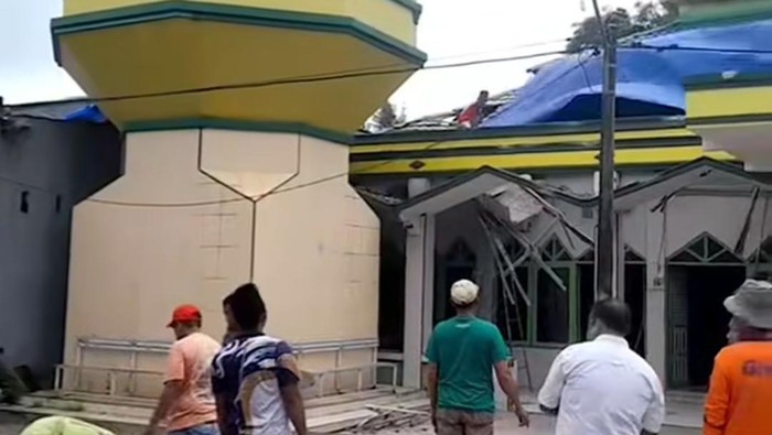 Kubah menara Masjid Nurul Jannah di Kabupaten Maros, Sulawesi Selatan (Sulsel) roboh dan menimpa rumah warga.