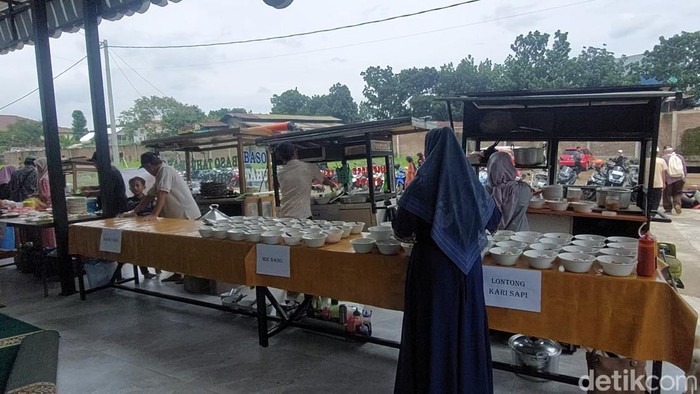 Masjid Makan-makan Bandung menyediakan makanan untuk siapa saja.