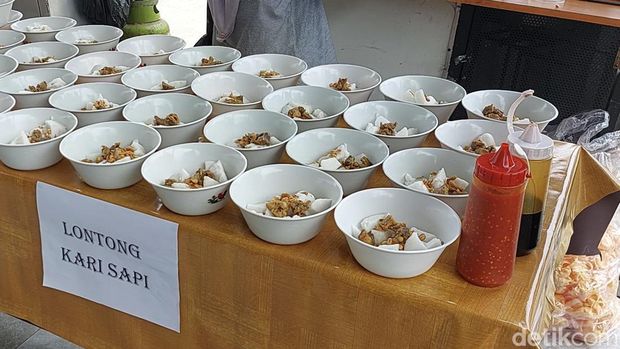 Masjid Makan-makan Bandung menyediakan makanan untuk siapa saja.