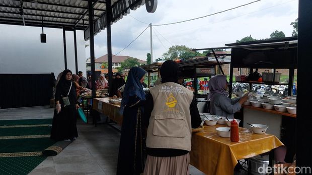 Masjid Makan-makan Bandung menyediakan makanan untuk siapa saja.
