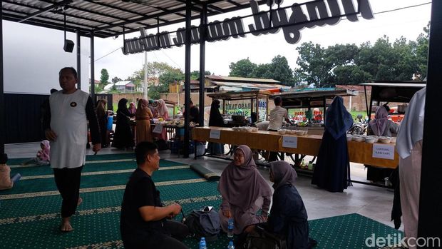 Masjid Makan-makan Bandung menyediakan makanan untuk siapa saja.
