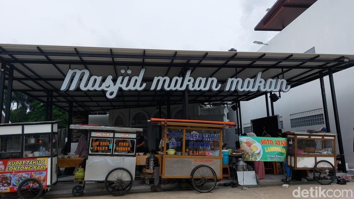 Masjid Makan-makan Bandung menyediakan makanan untuk siapa saja.