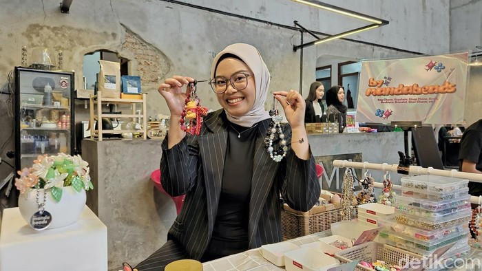 Maulidina Shafira Aurum (28) saat menjajakan manik-manik kerajinan tangannya di Gulma Space, Sabtu (1/2/2025).