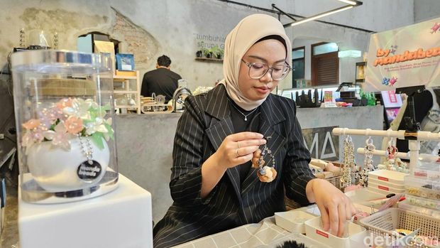 Maulidina Shafira Aurum (28) saat menjajakan manik-manik kerajinan tangannya di Gulma Space, Sabtu (1/2/2025).