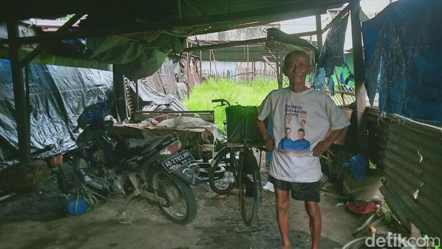 Mbah Waluyo jadi tukang tambal ban 50 tahun di Klaten. Foto diunggah Minggu (2/2/2025).