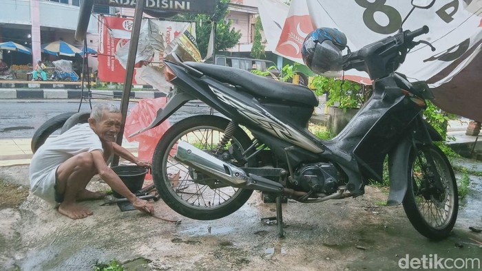 Mbah Waluyo jadi tukang tambal ban 50 tahun di Klaten. Foto diunggah Minggu (2/2/2025).