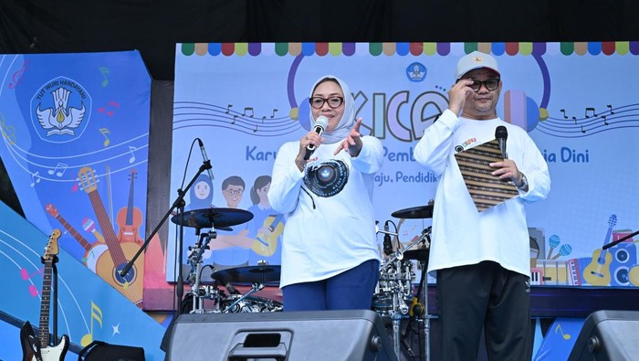 Menteri PPPA Arifatul Choiri Fauzi (kiri) berikan saran tugas sekolah kembali dikerjakan manual kepada Kemendikdasmen.