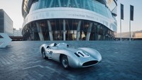 Mercedes-Benz W 196 R Stromlinienwagen lansiran tahun 1954 ini sukses dilelang di Museum Mercedes-Benz. Dari lelang yang dilaksanakan oleh firma terkenal spesialis lelang mobil klasik, RM Sotheby, mobil ini terjual 51,155 juta Euro atau setara dengan Rp 860 miliaran. Foto: dok. Mercedes-Benz AG/Maximilian Balazs