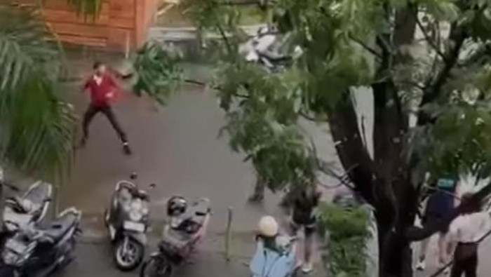 Momen bentrokan mahasiswa UMI Makassar di dalam kampus.