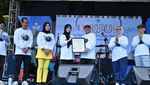 Potret Keseruan Mendikdasmen Senam-Nyanyi Bareng di Peluncuran Album Lagu Kicau