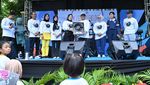 Potret Keseruan Mendikdasmen Senam-Nyanyi Bareng di Peluncuran Album Lagu Kicau