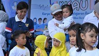 Pada kesempatan itu, Mendikdasmen Abdul Muti juga bernyanyi bersama dengan siswa PAUD yang hadir. Lagu yang dibawakan seperti Pelangi-Pelangi, Naik Delman, hingga lagu-lagu pemenang Kicau yang berjudul Berbagi Buah Mangga, Menghitung Jambu, dan Bermain Sains. Foto: BKHM Kemendikdasmen