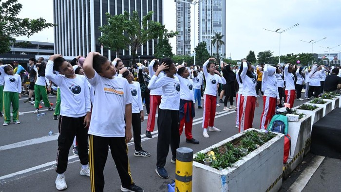 Momen Kemendikdasmen senam dan peluncuran album lagu Kicau. Momen Kemendikdasmen senam bersama dan peluncuran album lagu Kicau.