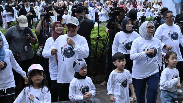 Potret Keseruan Mendikdasmen Senam-Nyanyi Bareng di Peluncuran Album Lagu Kicau