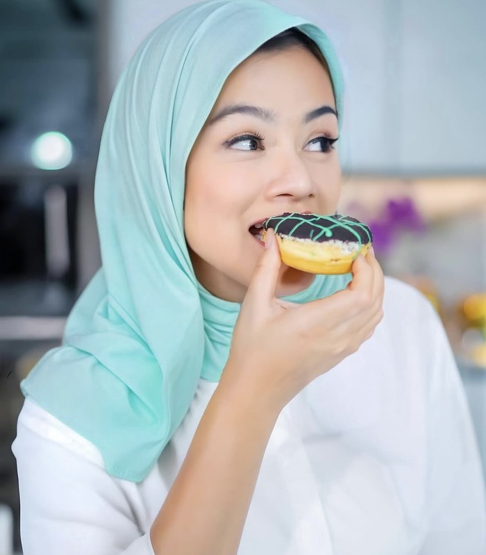 Momen Titi Kamal Saat Makan Kepiting dan Chinese Food