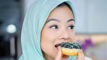 Momen Titi Kamal Saat Makan Kepiting dan Chinese Food