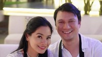 Di tengah kesibukan dia dan suaminya, pasangan ini masih menyempatkan waktu untuk makan bersama. Seperti momen ini misalnya, ketika Christian Sugiono nyusul ke Bali dan ikut menikmati hidangan Chili Crab. Foto: Instagram @titi_kamall