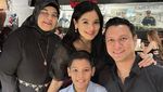 Momen Titi Kamal Saat Makan Kepiting dan Chinese Food
