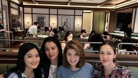 Wanita 43 tahun itu juga suka menunjukkan keseruan saat makan bersama teman-teman artisnya di restoran, seperti ini. Foto: Instagram @titi_kamall