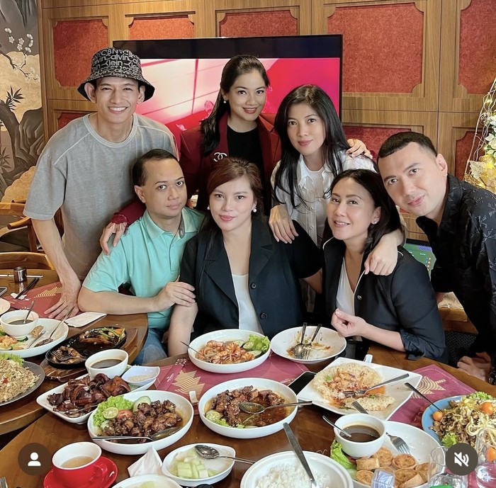 Momen Titi Kamal Saat Makan Kepiting dan Chinese Food