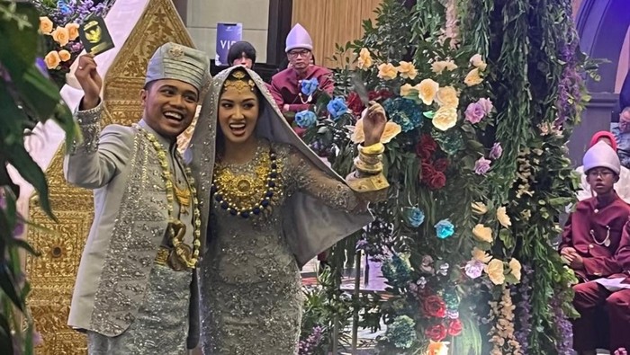 Pernikahan Ochi Rosdiana dan Luthfi.