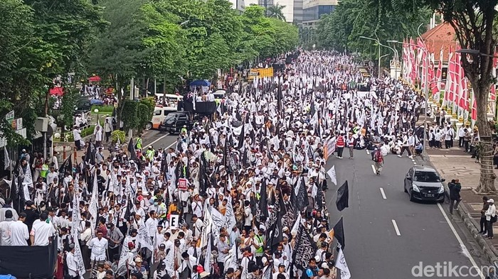 Para peserta Aksi Bela Palestina melakukan long march di Surabaya.