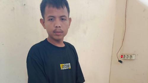 Pelaku pencurian kotak amal dan speaker wireless di Masjid Ittiadul Ummah, Desa Senanggalih, Kecamatan Sambelia, Lombok Timur, NTB, Minggu (2/2/2025). (Dok. Humas Polres Lombok Timur)