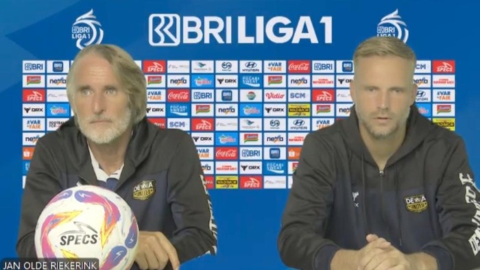 Pelatih Dewa United, Jan Olde bersama pemainnya, Sonny Stevens dalam sesi jumpa pers via zoom, Minggu (2/2/2025).