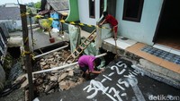 Sementara dalamnya lubang sekitar 60 cm atau kira-kira hampir mencapai lutut orang dewasa. 